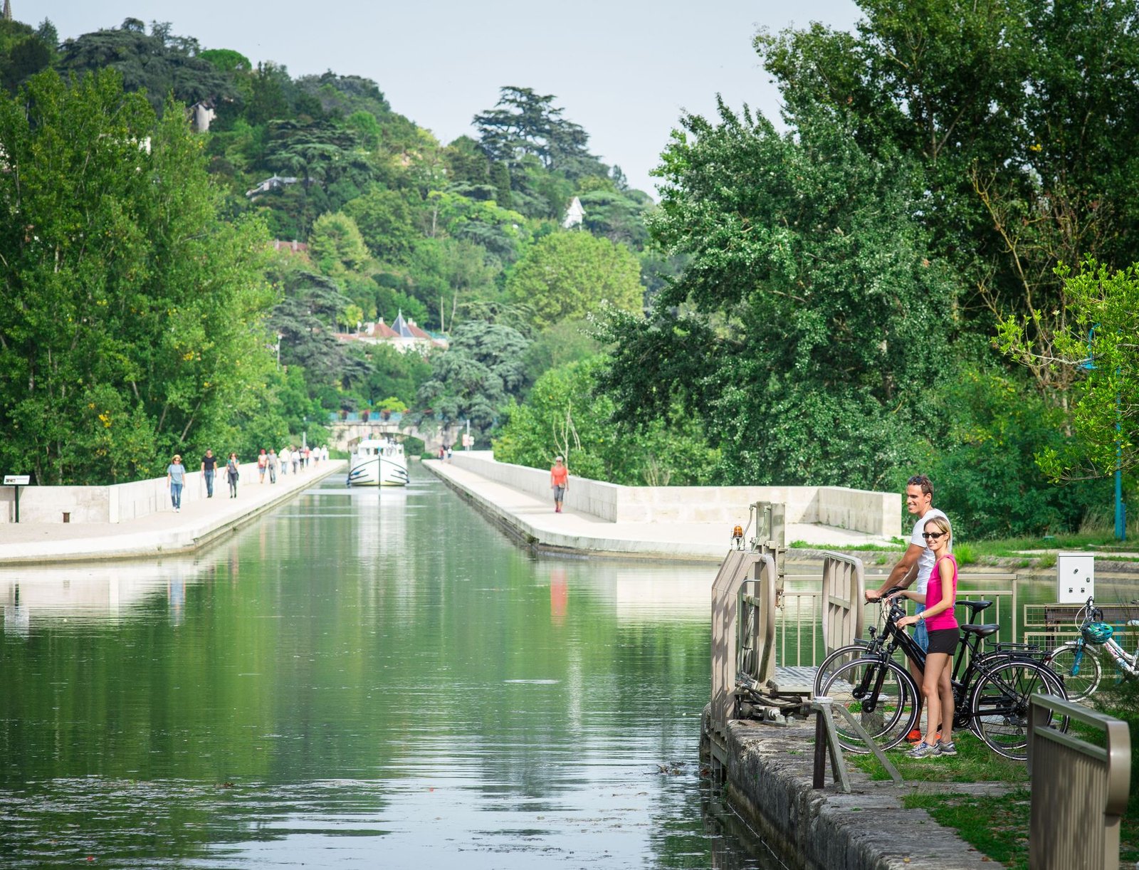 Cycliste sur la véloroute du canal des Deux Mers près d’Agen