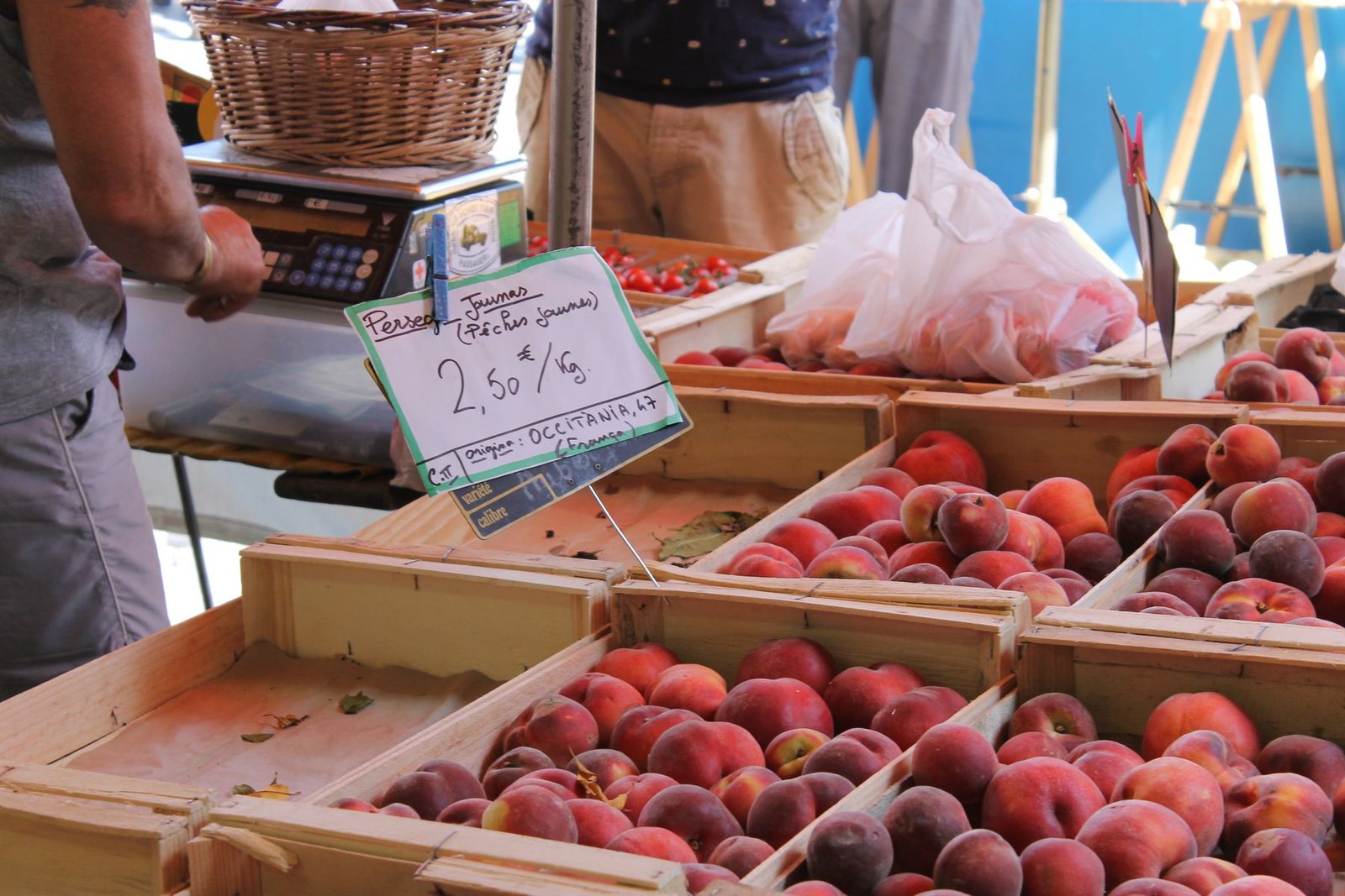 Étal de pêches au marché du Pin d’Agen