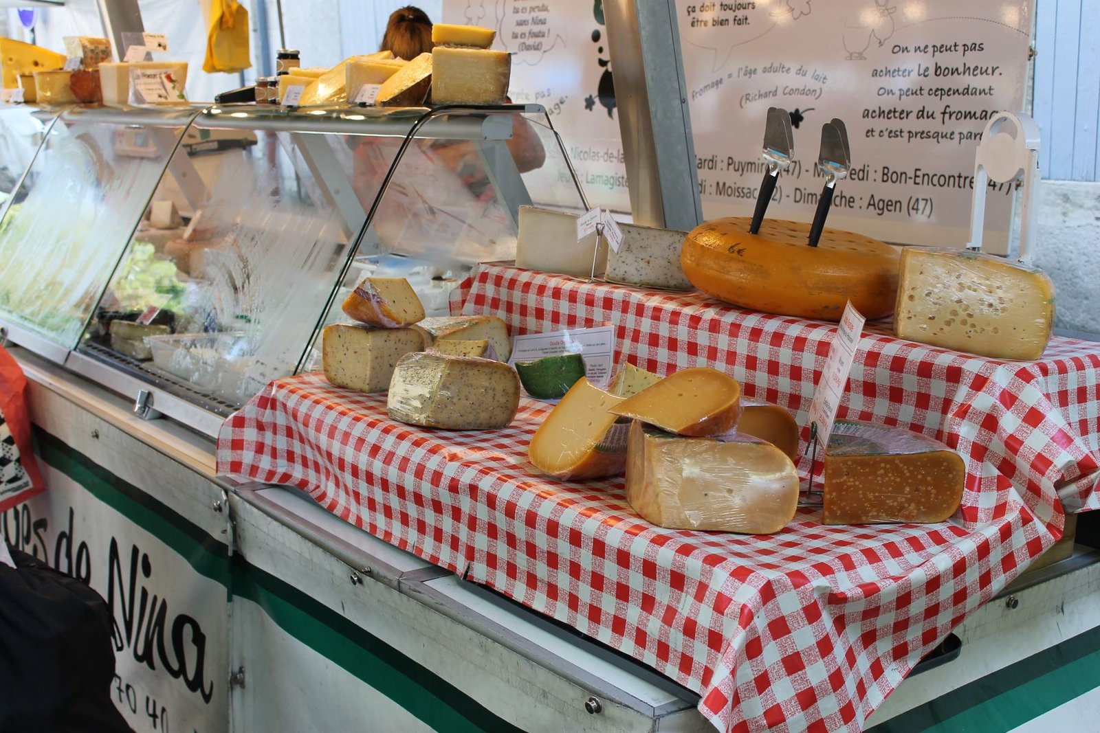 Étal de fromages au marché du Pin d’Agen