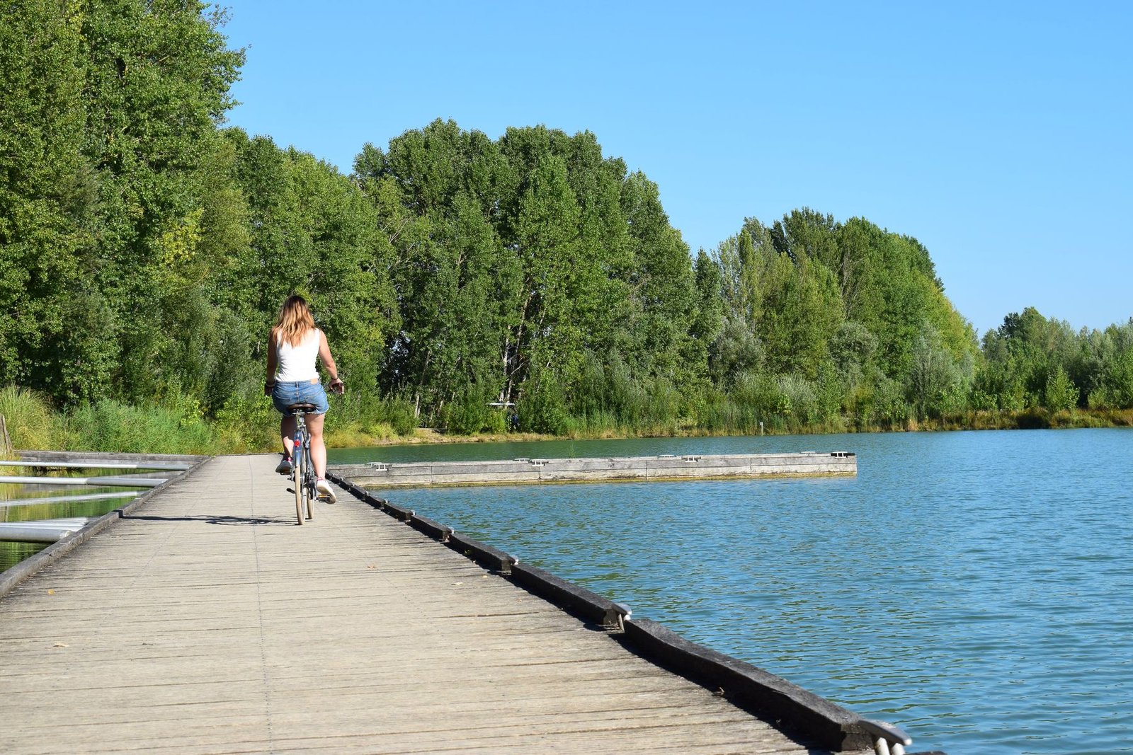 Cycliste sur un ponton au parc naturel de Passeligne à Agen