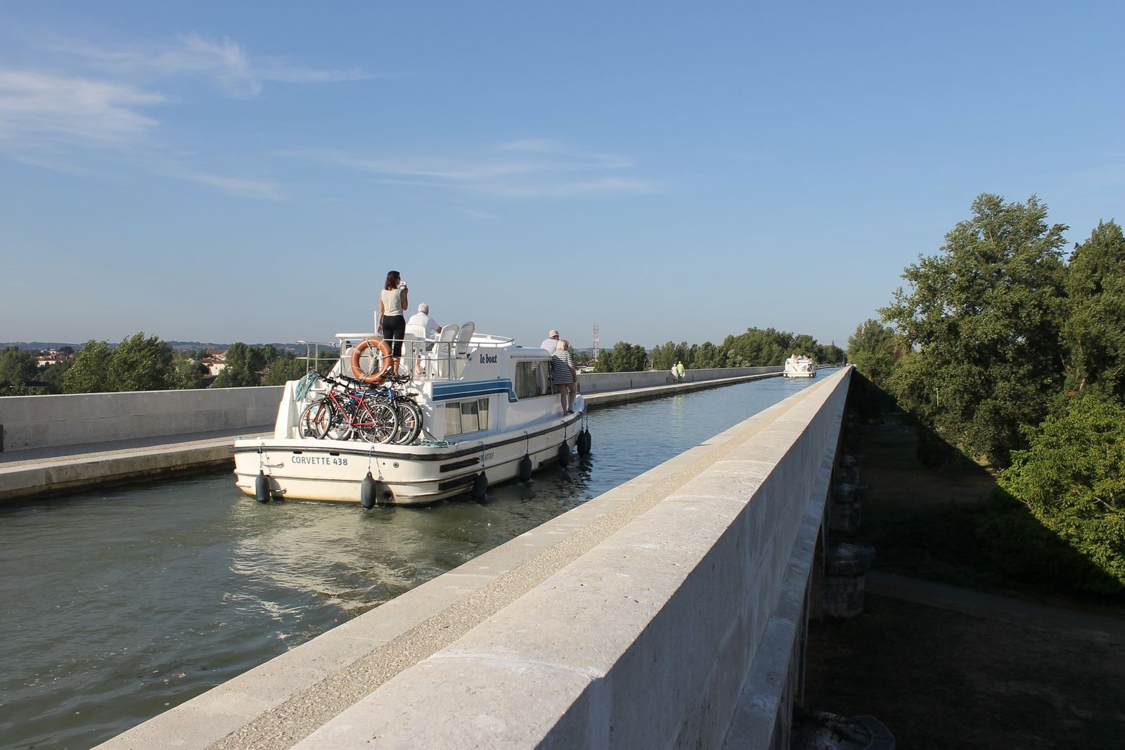 Péniche sur le pont-canal d’Agen