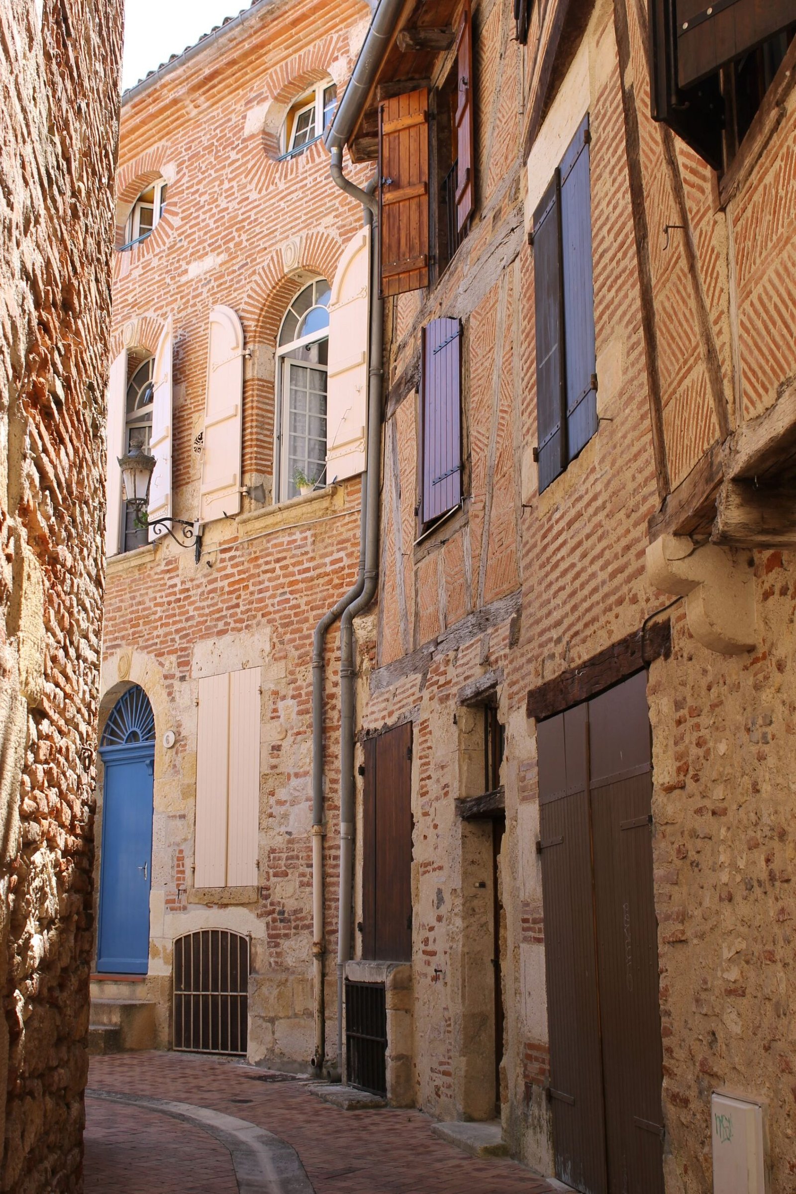 Ruelle de briques dans le centre d’Agen, rue Beauville