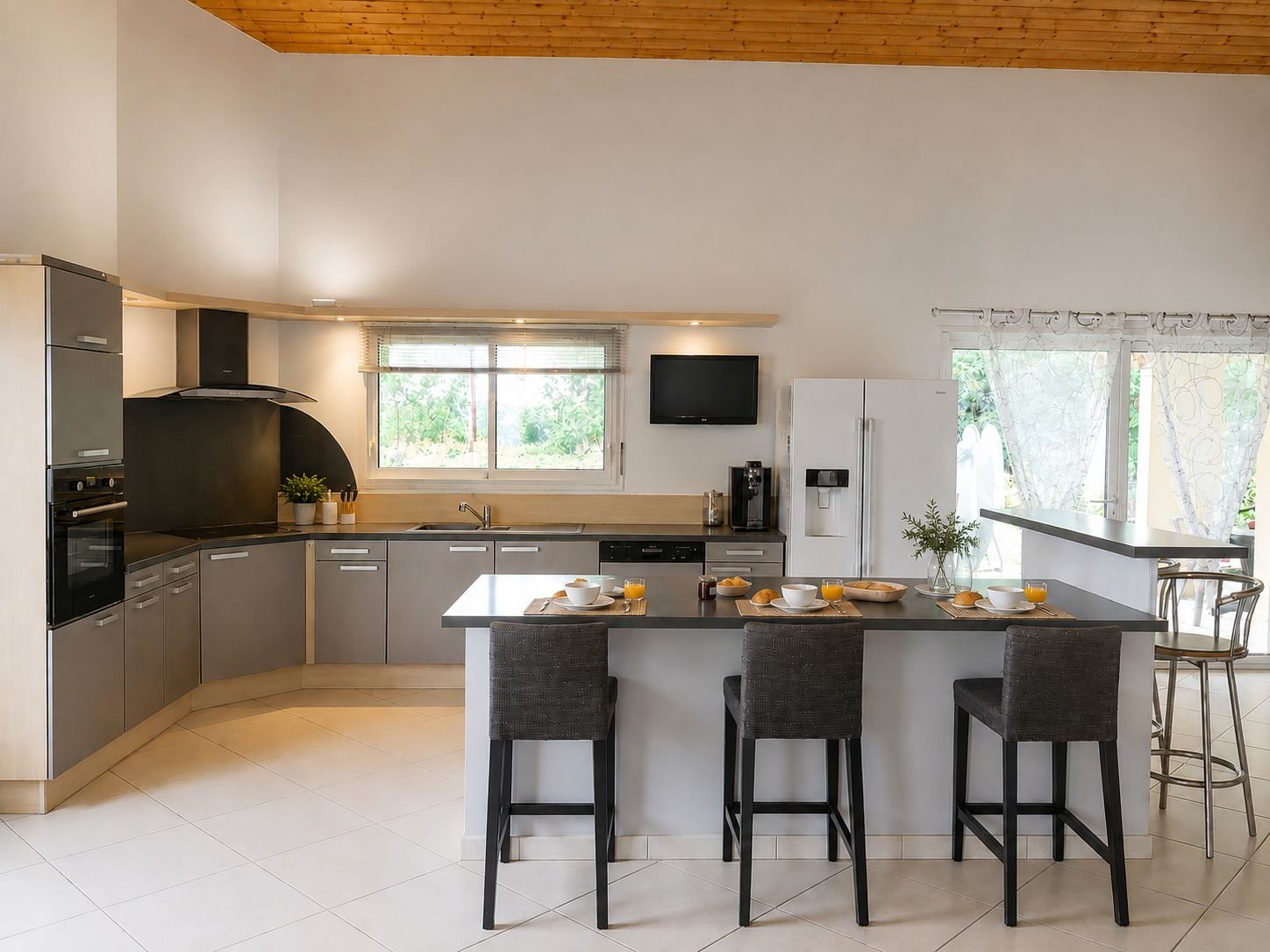 Cuisine équipée avec îlot central dans une maison en location près d’Agen