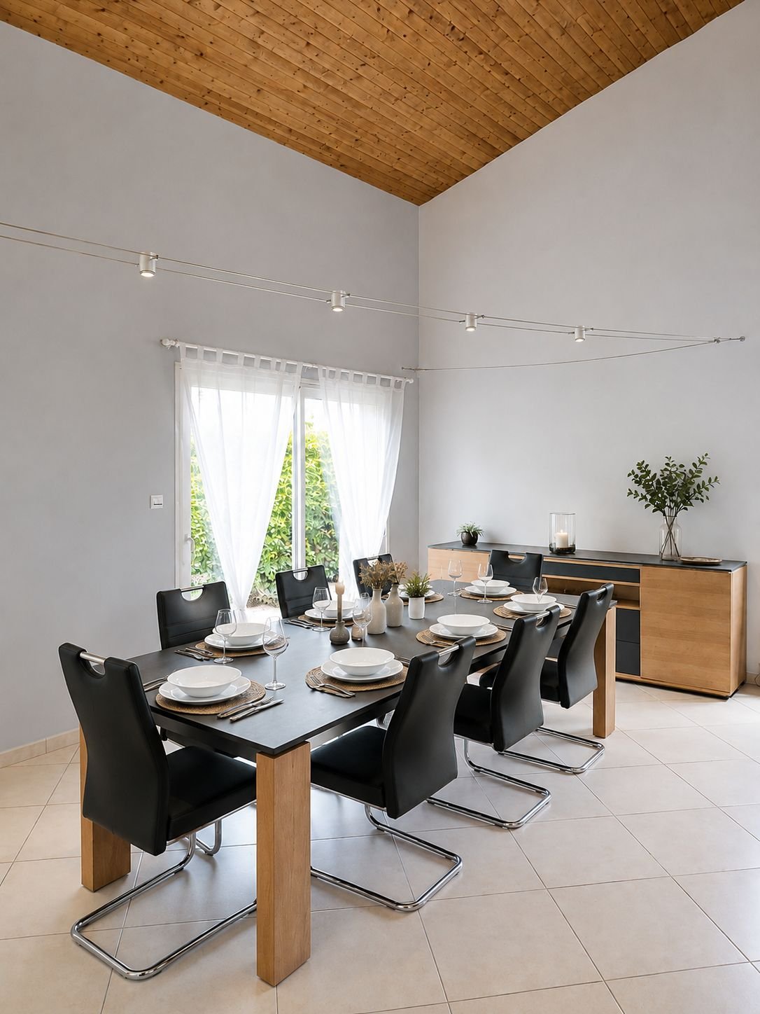 Salle à manger avec table dressée dans une maison en location près d’Agen